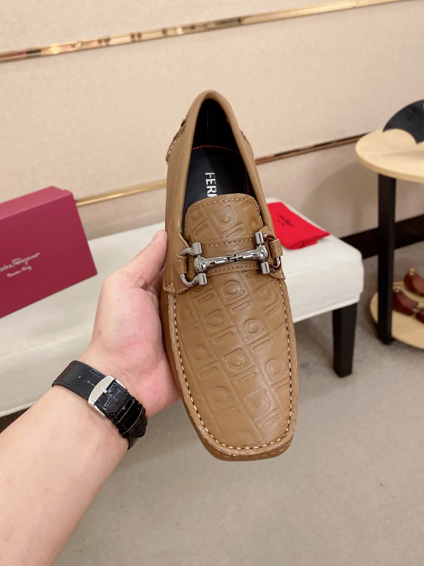 Men's shoes💰: 560💰High-end quality! Ferragamo🆕🆕Exclusive hot-selling products in stock🔥🔥New products on the shelves, high-quality Ferragamo men's pea shoes, high-end casual driving shoes, with complete packaging! 💪 💪 Material: imported cowhide 🐂 + imported high-quality water-dyed cowhide lining + wear-resistant outsole 👍🏻👍🏻 Features: high-end and comfortable, purely handmade 🚀 🚀 Create the perfect shoes that suit you best 🔥 🔥 Size: (38-44) 45 standard size can be customized!